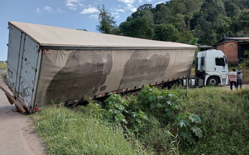 Rodas de caminhão caíram em bueiro em entrada para o bairro Kephas, em Novo Hamburgo