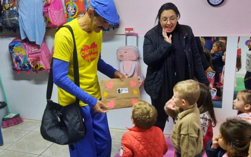 Correspondências foram entregues pelo "Carteiro do Amor" a crianças da Escola de Educação Infantil Primeiros Dentinhos, que foi atingida pela enchente em maio 