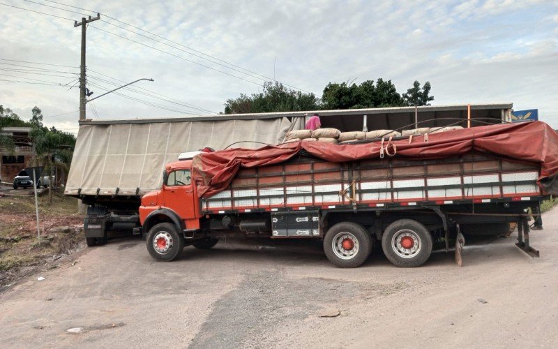 Caminhão foi retirado após horas de trabalho