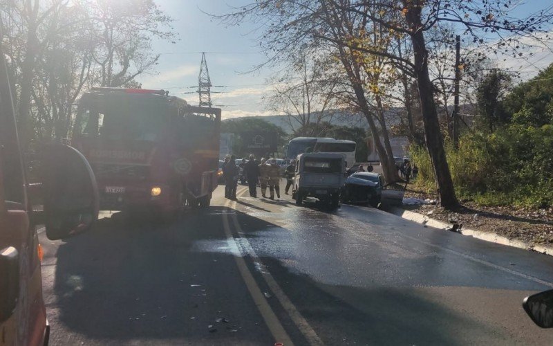 BR-116: Um homem morre e outro fica ferido em colisão entre carros no Vale do Sinos