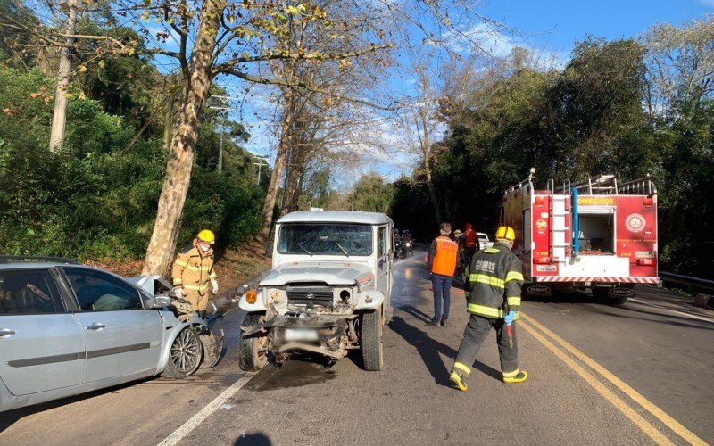 BR-116: Um homem morre e outro fica ferido em colisão entre carros no Vale do Sinos