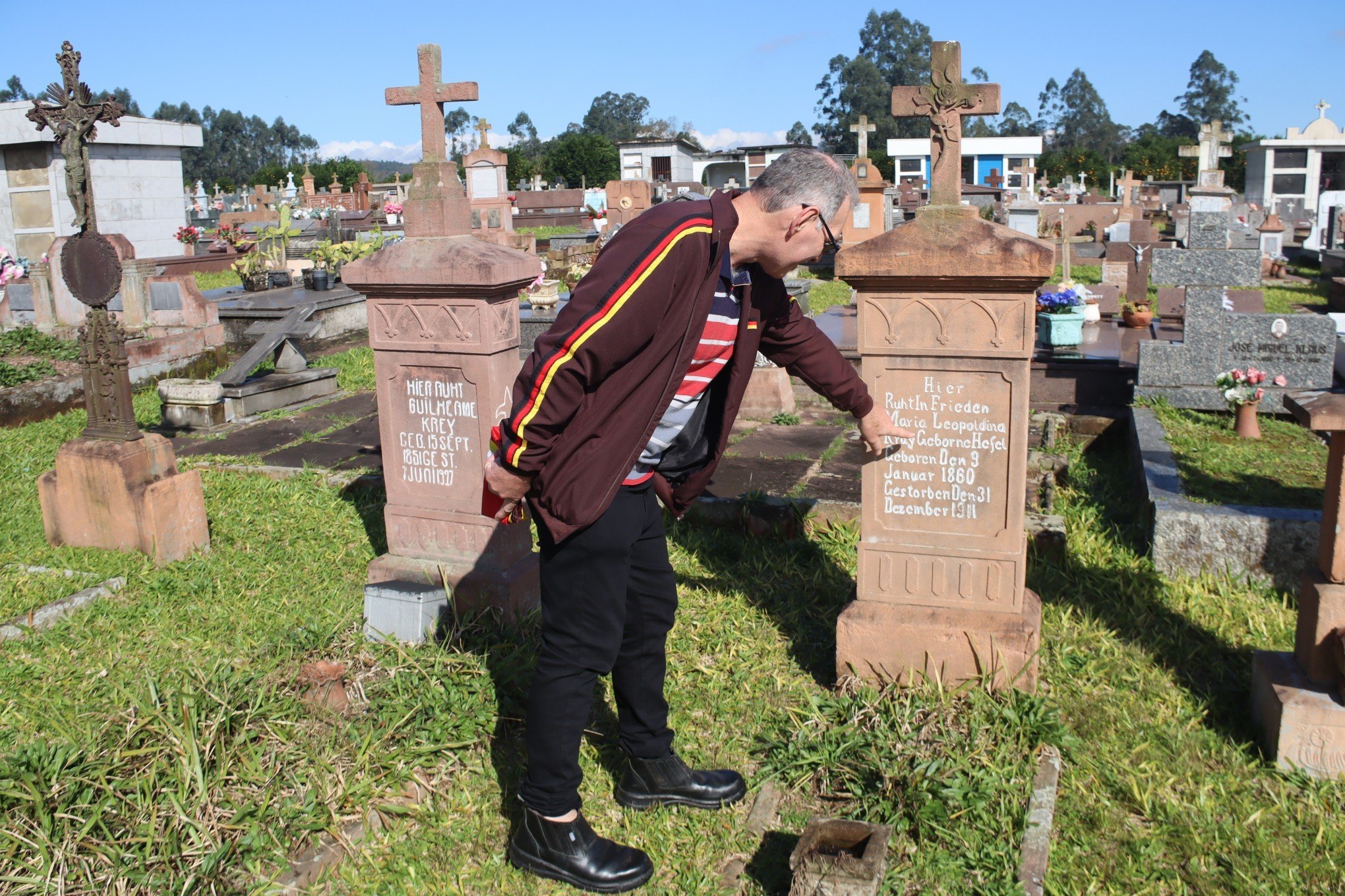IMIGRAÇÃO ALEMÃ: Mauro Kray é herdeiro da história preservada em cemitério de Faxinal