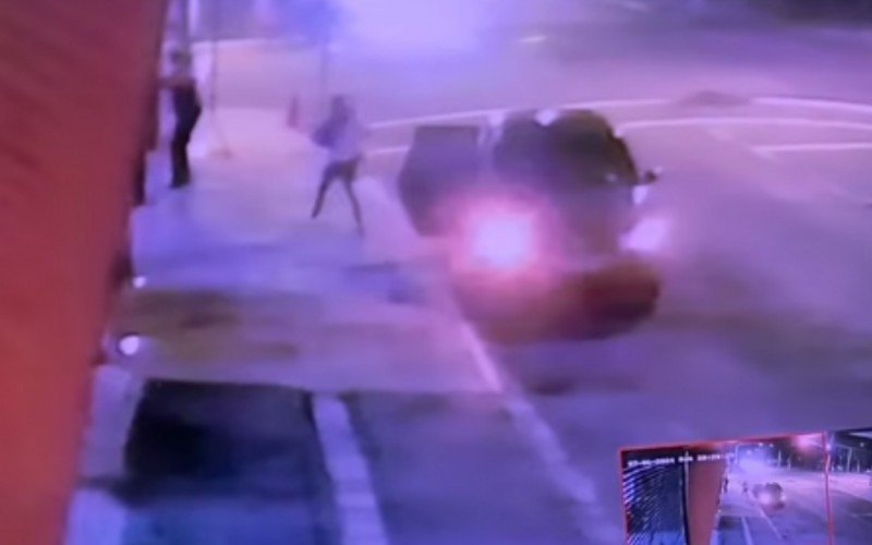 Imagens de câmera de monitoramento mostram momento em que bebê é salvo por bombeiro | abc+