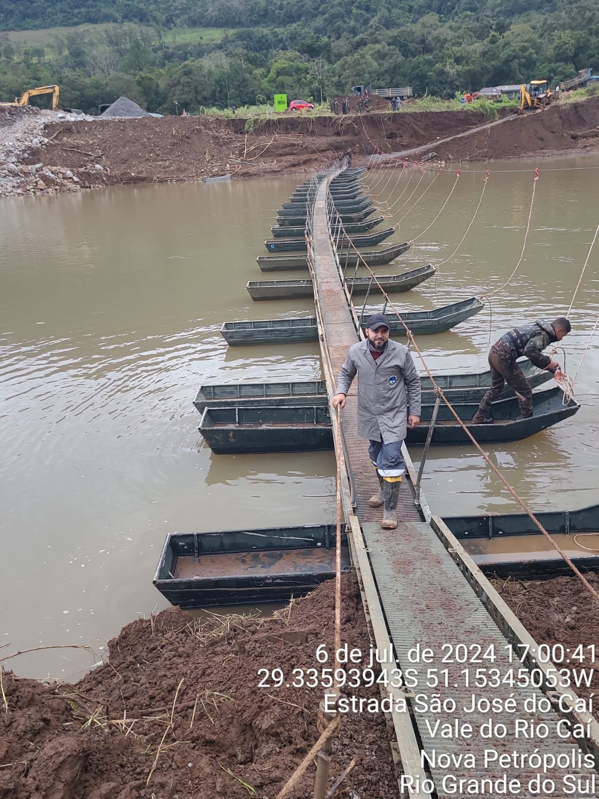 BR-116: Concluída instalação da ponte provisória para pedestres sobre o Rio Caí