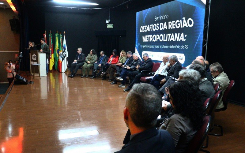 Governador Eduardo Leite fala durante a abertura do seminário, na Ulbra | abc+