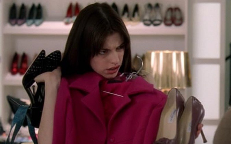 Anne Hathaway como Andrea Sachs em O Diabo Veste Prada | abc+