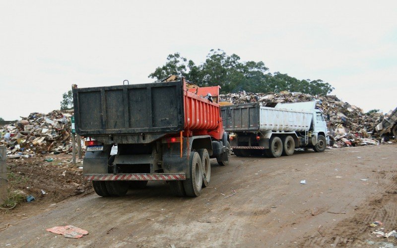 Caminhões descarregam em aterro no bairro Mato Grande