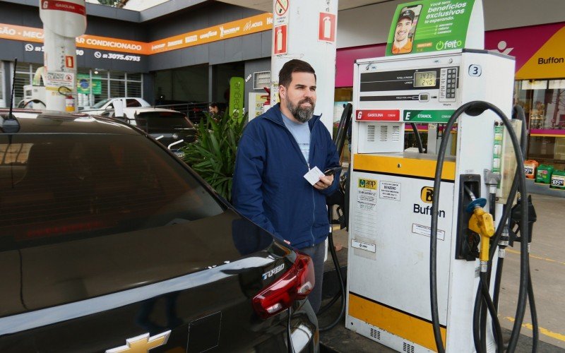 Sandro Cordeiro aproveitou para abastecer o carro com a gasolina vendida pelo preço antigo