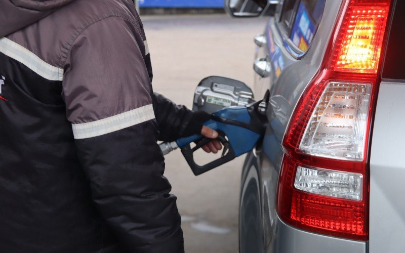 Gasolina sobe mais que inflação em agosto e poder de compra cai, aponta levantamento | abc+