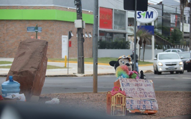 Pessoas em situação de rua embaixo dos trilhos do trem em Novo Hamburgo