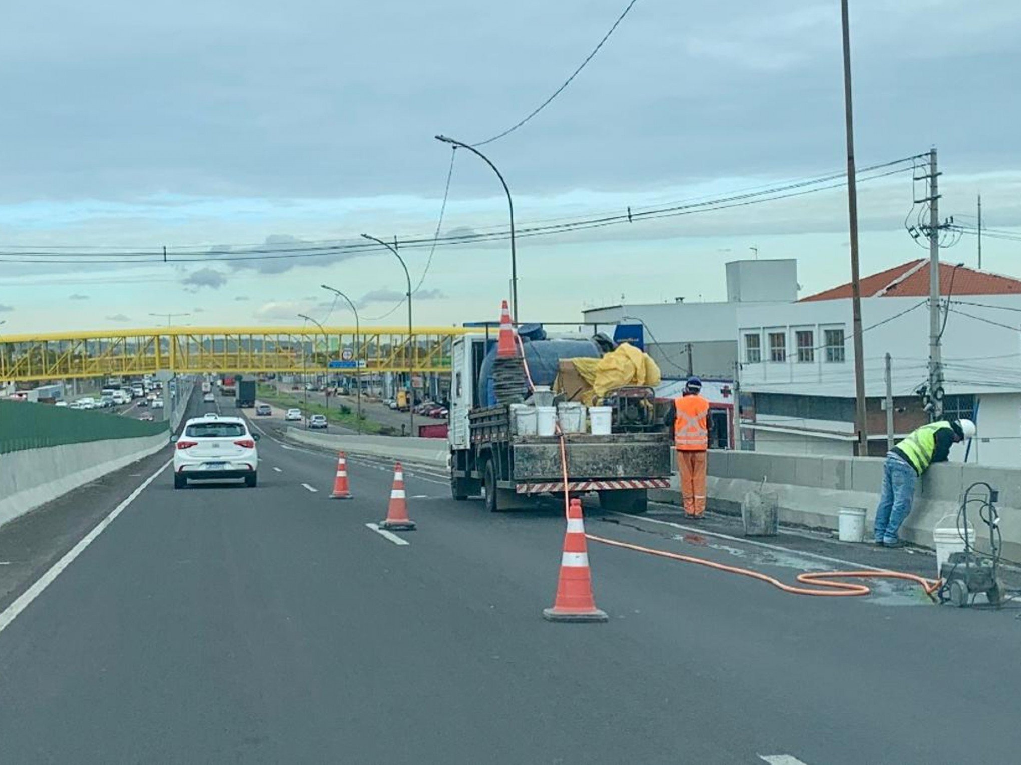 BR-116: Dois pontos da rodovia com obras e pista simples no Vale do Sinos