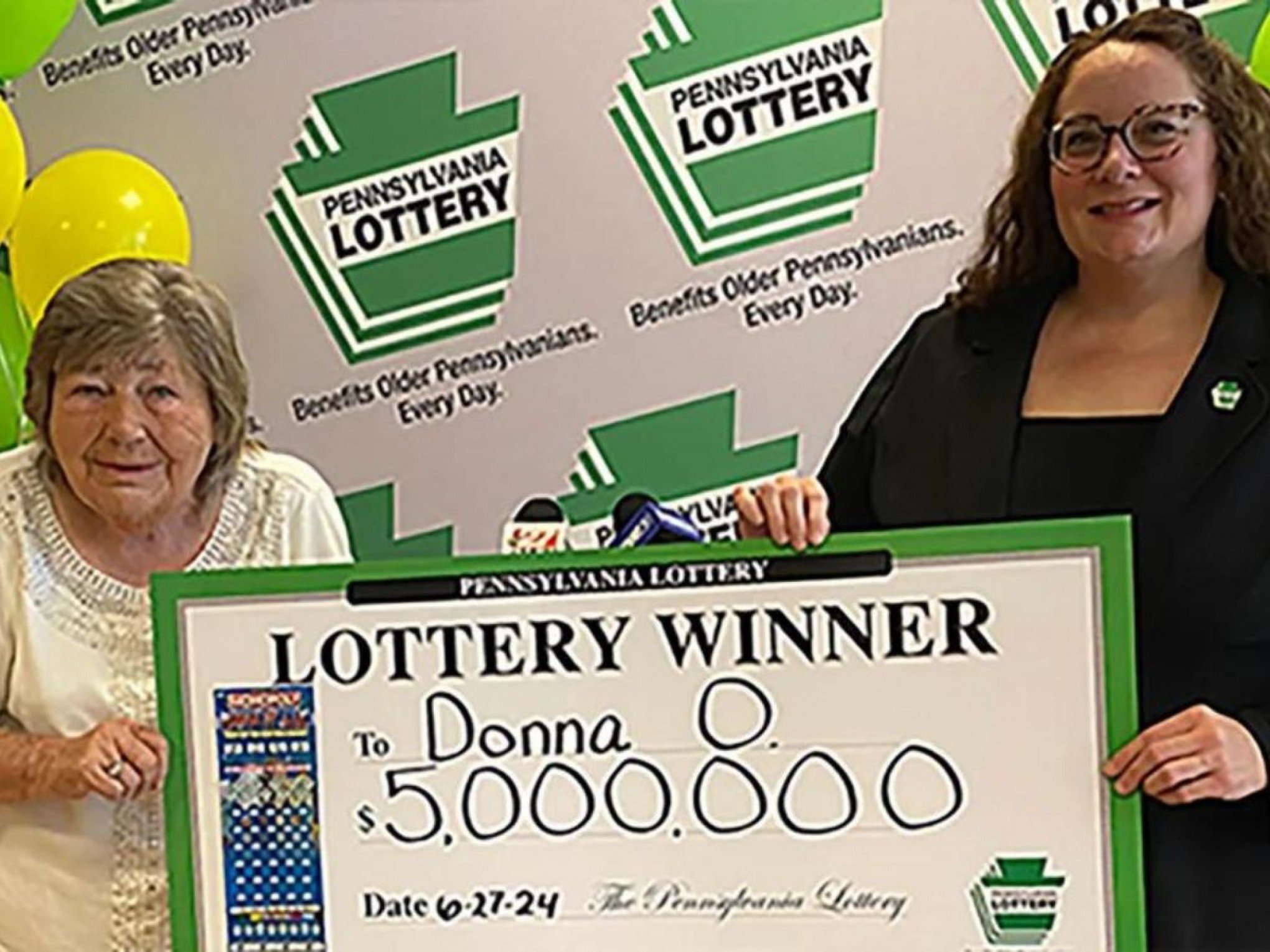 Idosa ganha na loteria após concluir tratamento de câncer com bilhete comprado em posto