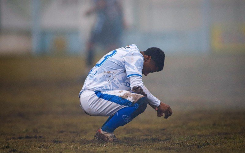 Jogador aimoresista lamento a derrota e eliminação na Divisão de Acesso | abc+