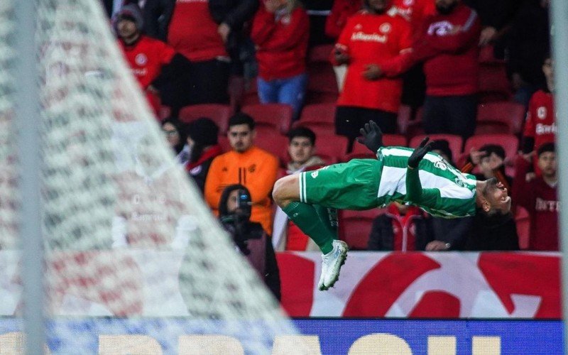 Atacante Gilberto comemora o primeiro gol do Jaconero com o famoso salto mortal | abc+