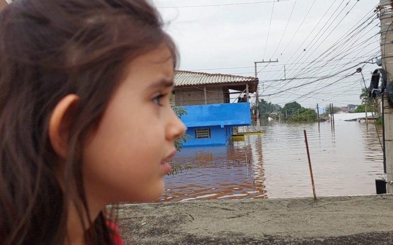 Maeve e os pais, Debora e Rodrigo, foram obrigados a deixar a casa onde moravam no bairro Rio Branco, em Canoas