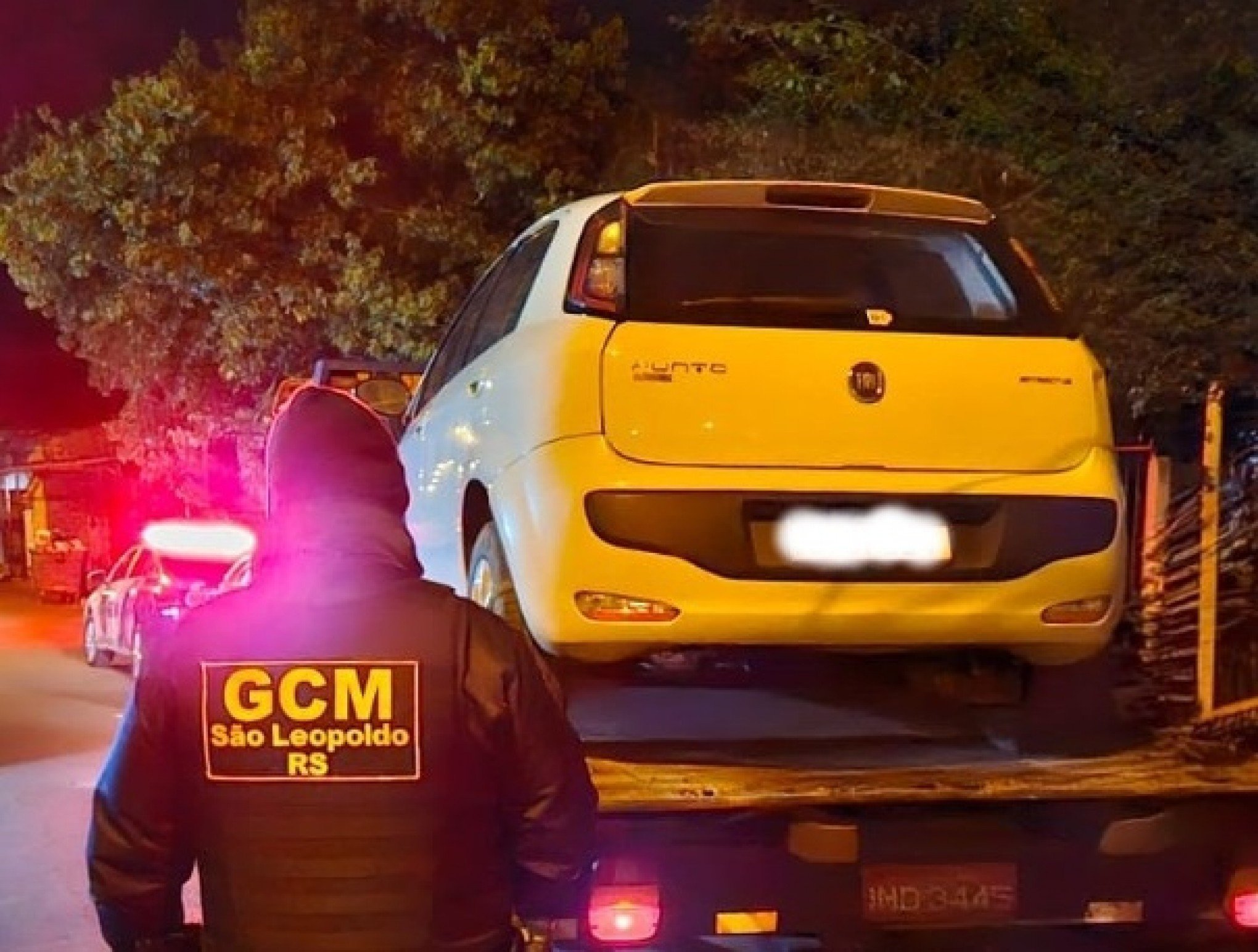 Carro com R$ 9 mil em infrações é descoberto após denúncia de estacionamento irregular
