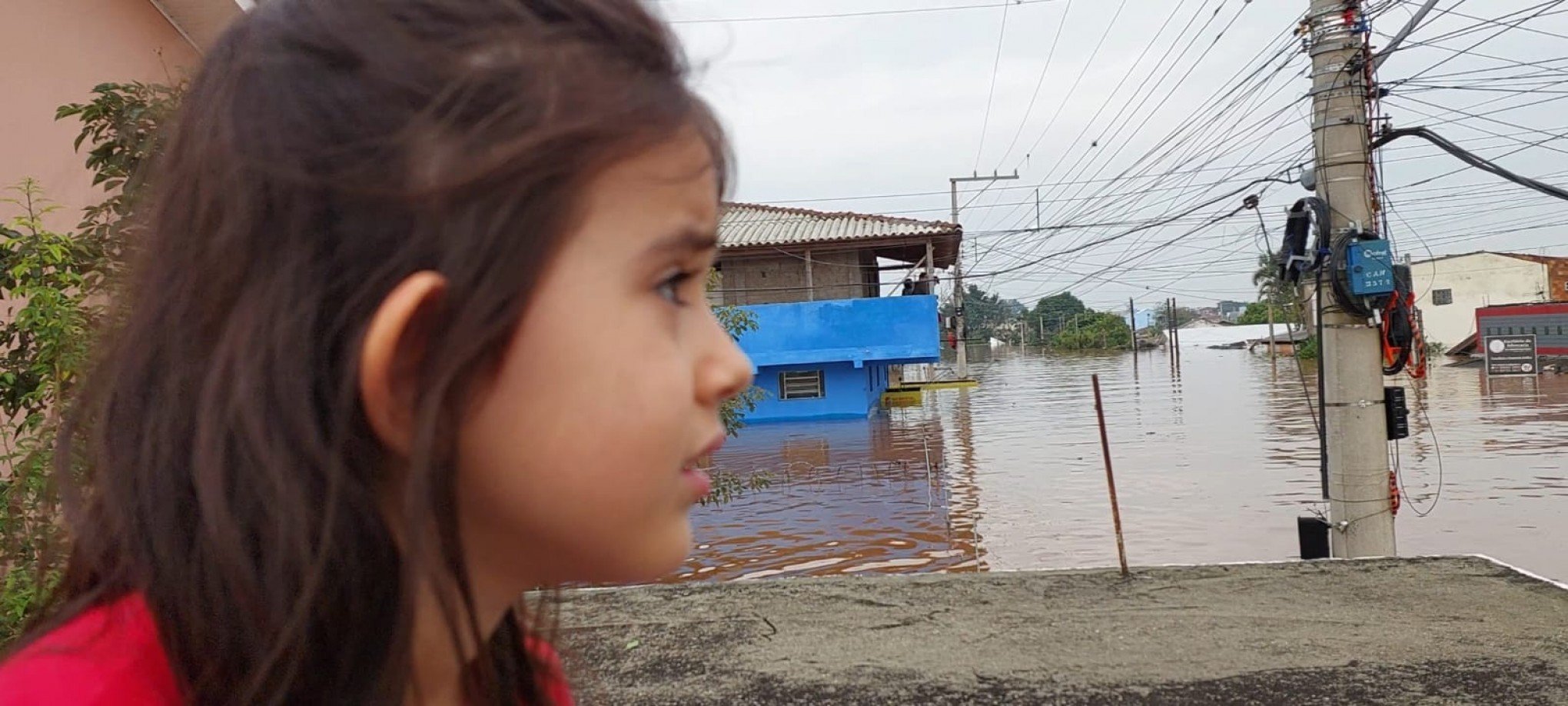 Família perde casa na enchente e luta pelo tratamento de menina autista