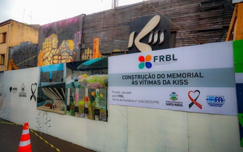 Prédio da Boate Kiss começa a ser demolido; veja como será a construção do memorial às vítimas da tragédia