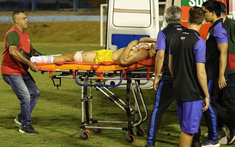 Goleiro do Grêmio Anápolis é atingido no joelho por tiro de PM | abc+