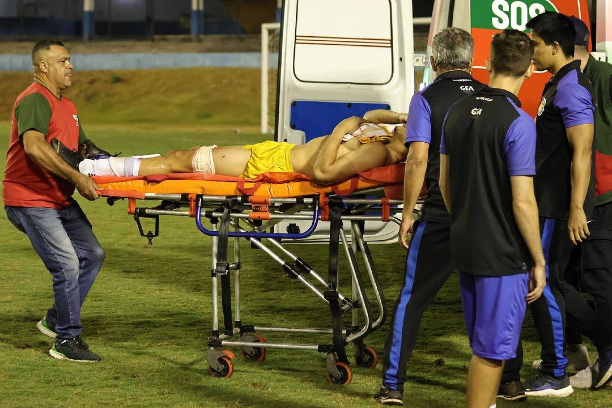 Goleiro do Grêmio Anápolis é atingido no joelho por tiro de PM; veja vídeo