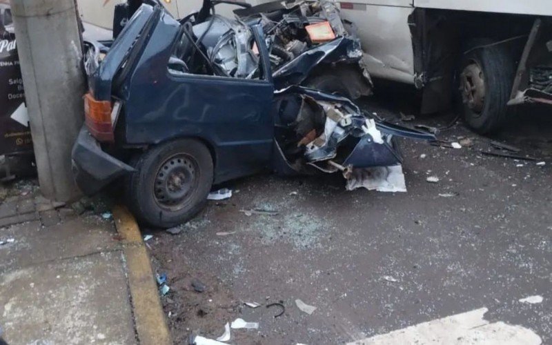 Jovem chegou a ficar presa às ferragens do Fiat Uno após a colisão com o coletivo na manhã de quinta-feira | abc+