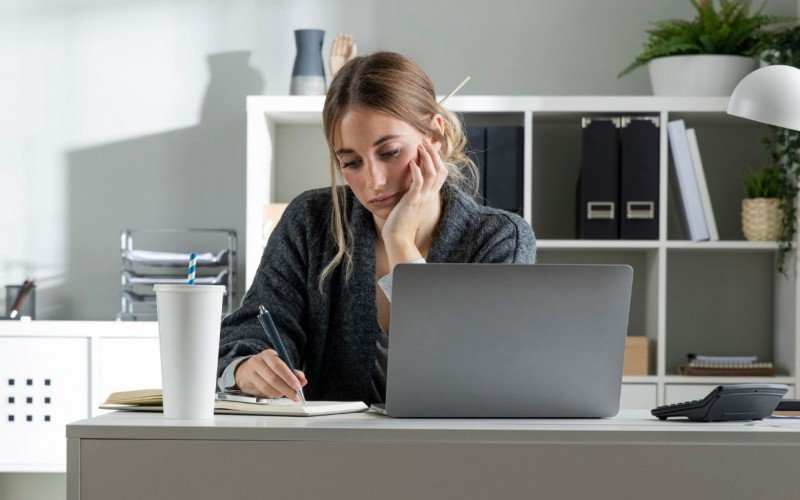 Pessoas que sofrem com burnon podem ficar obcecadas com a própria performance no trabalho levando ao esgotamento | abc+