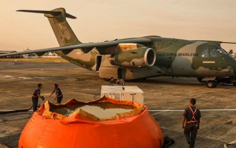 FAB lança 336 mil litros de água para combater incêndios no Pantanal | abc+