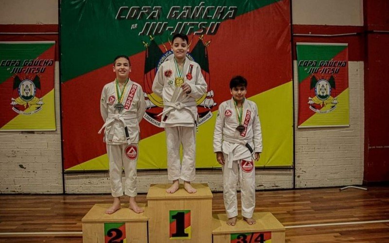 Hiago com a medalha de ouro no lugar mais alto do pódio | abc+