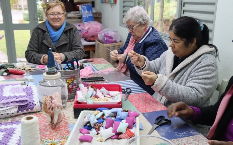 Voluntárias da Casa Verde reaproveitam material reciclável e confeccionam roupas, cobertores e brinquedos | abc+