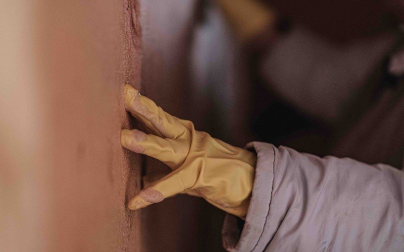 Beneficiados receberão geladeiras e fogões e auxílio para limpeza das casas