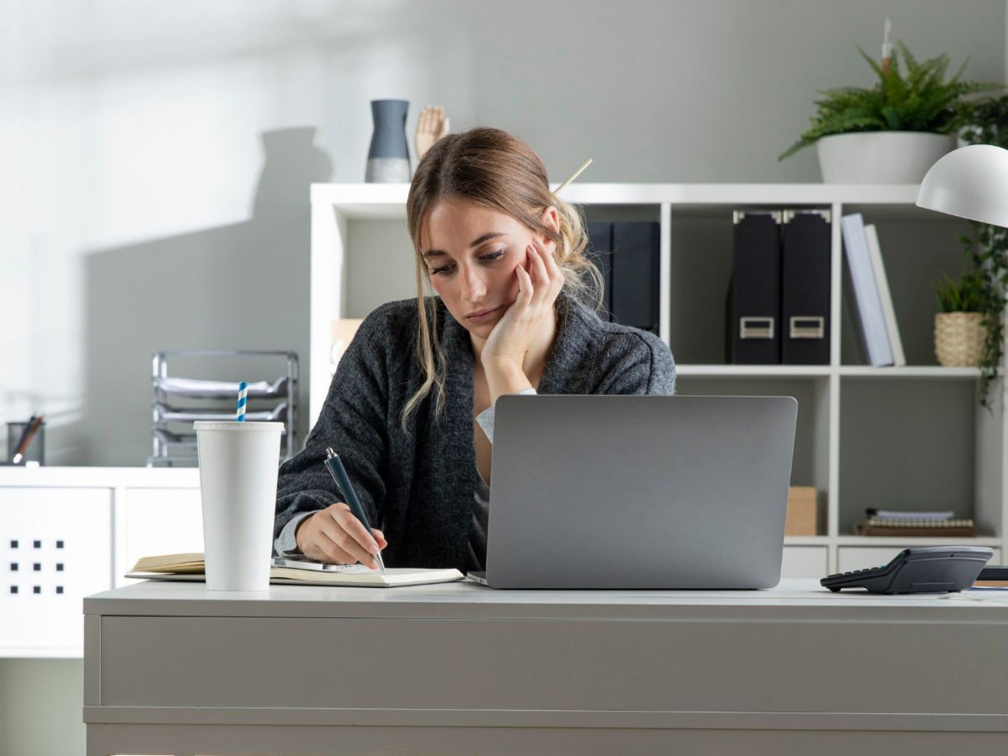 Não consegue se desligar do trabalho mesmo em casa? Pode ser burnon