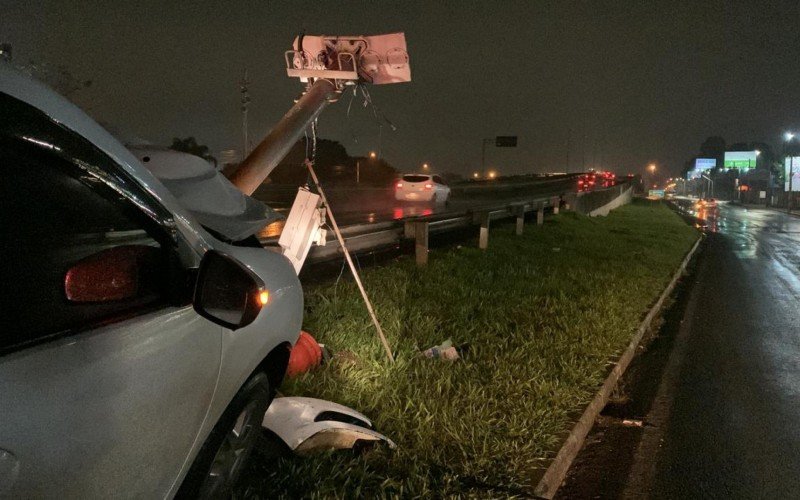 Veículo invadiu o canteiro à margem da BR-116 e bateu em contador de tráfego | abc+