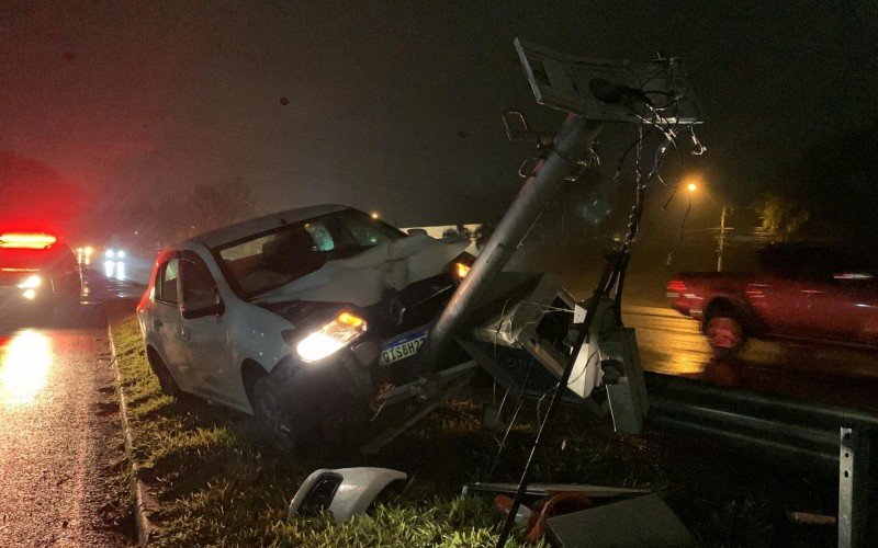 Veículo invadiu o canteiro à margem da BR-116 e bateu em contador de tráfego | abc+