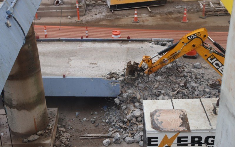 Desmontagem da antiga passarela de pedestres da Estação Esteio da Trensurb continua neste final de semana | abc+