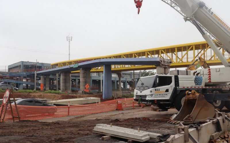 Equipes trabalham na desmontagem da antiga passarela de concreto da Estação Esteio da Trensurb