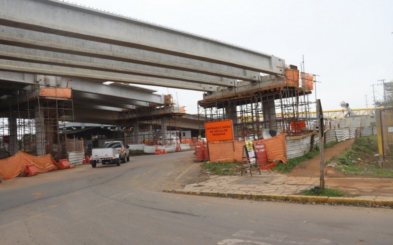 Obra do viaduto da Esteio, na rótula da Avenida Celina Kroeff com a BR-116, próximo do Parque Assis Brasil  | abc+