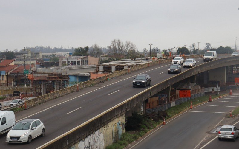 Obras de melhorias na rodovia e seus acessos bloqueiam a BR-116, próximo do Parque Assis Brasil, em Esteio 