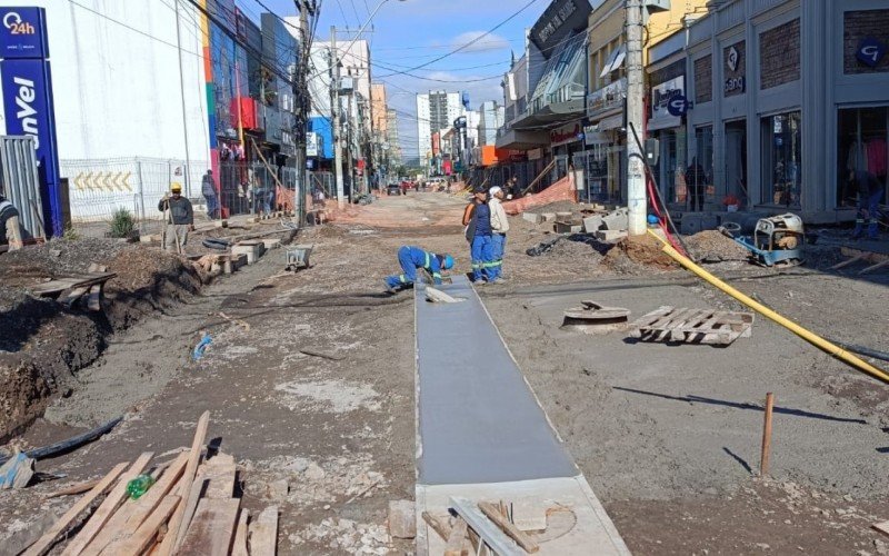 Equipes priorizam segunda quadra, concentrando esforços no entroncamento da Rua Independência com a Rua Osvaldo Aranha