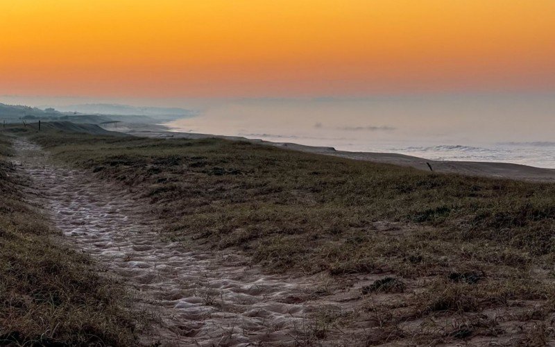 Praia no Uruguai amanheceu coberta de gelo neste sábado 