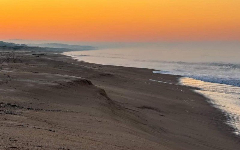 Praia no Uruguai amanheceu coberta de gelo neste sábado 