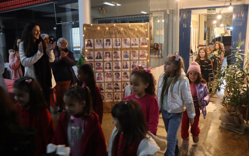 Professora Mônica conduziu a entrada das estrelas