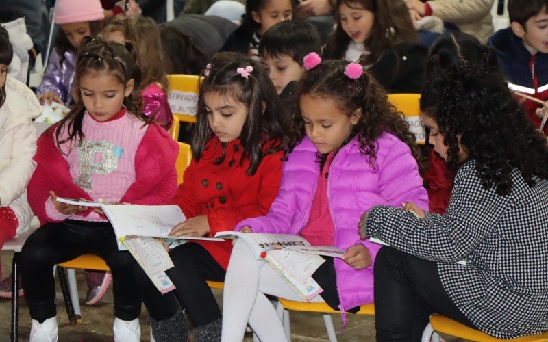 Com os livros em mãos, a festa estava completa