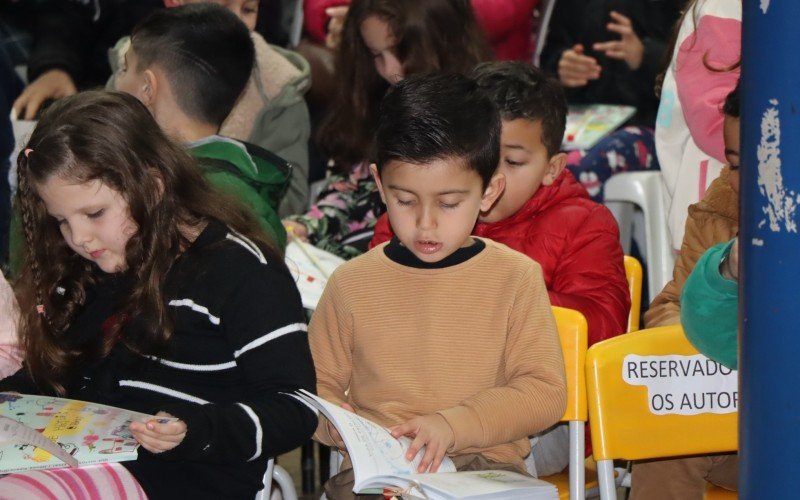 Com os livros em mãos, a festa estava completa