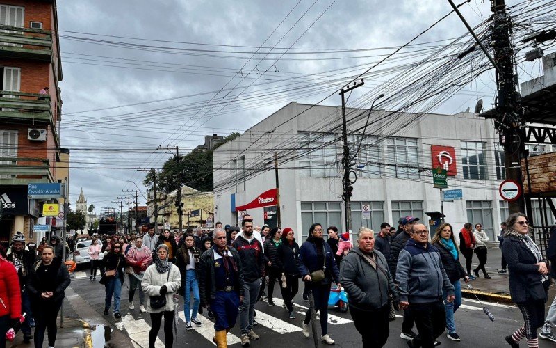 Devotos percorreram o trajeto de cerca de três quilômetros entre a Igreja Matriz e o Santuário 