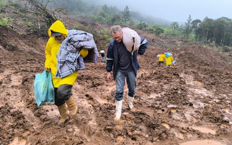 Moradores e voluntários levam doações a quem está isolado | abc+