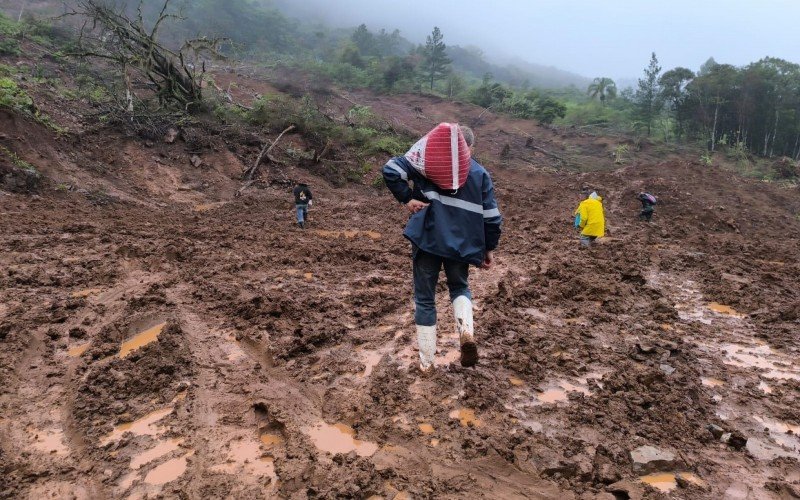 Moradores e voluntários levam doações a quem está isolado