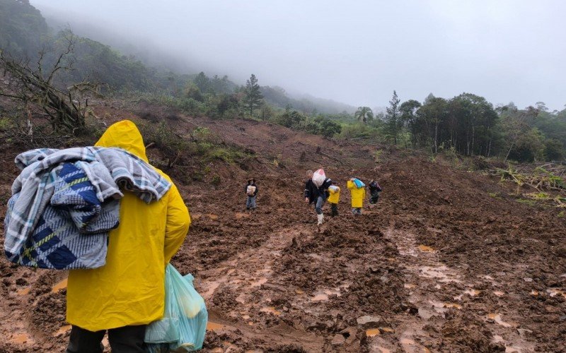 Moradores e voluntários levam doações a quem está isolado