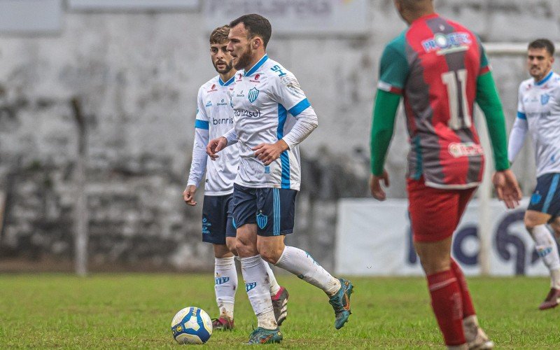 Silas (com a bola) fez o gol de empate do Noia | abc+