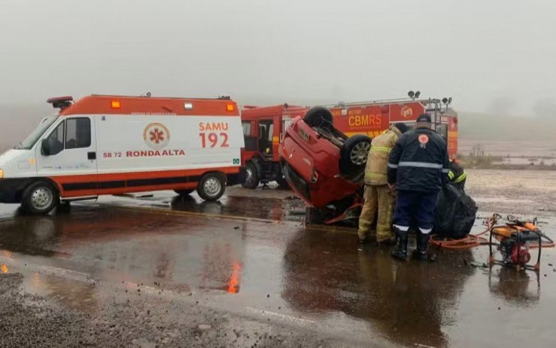 Três jovens e a namorada de um deles morreram após a colisão entre o carro e um caminhão | abc+