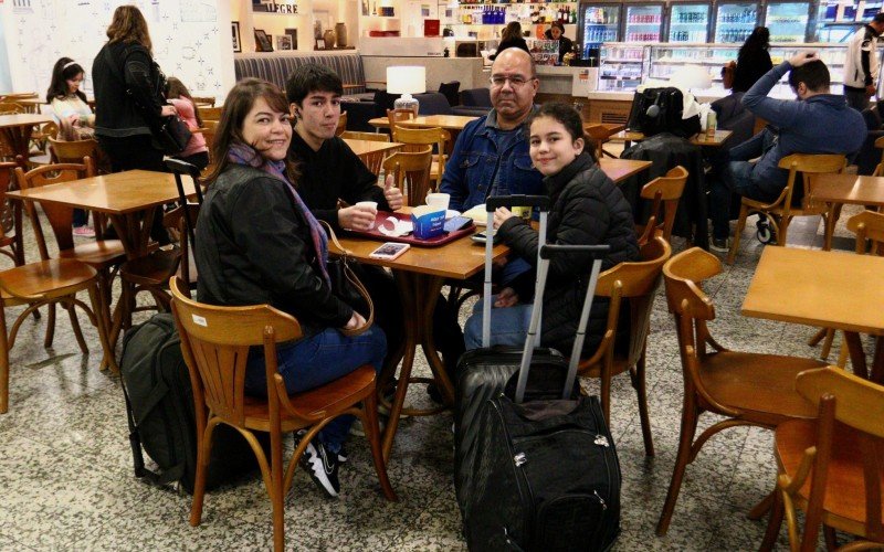 A fam&iacute;lia Costa aguardava o voo rumo &agrave; Bahia, com conex&atilde;o em S&atilde;o Paulo